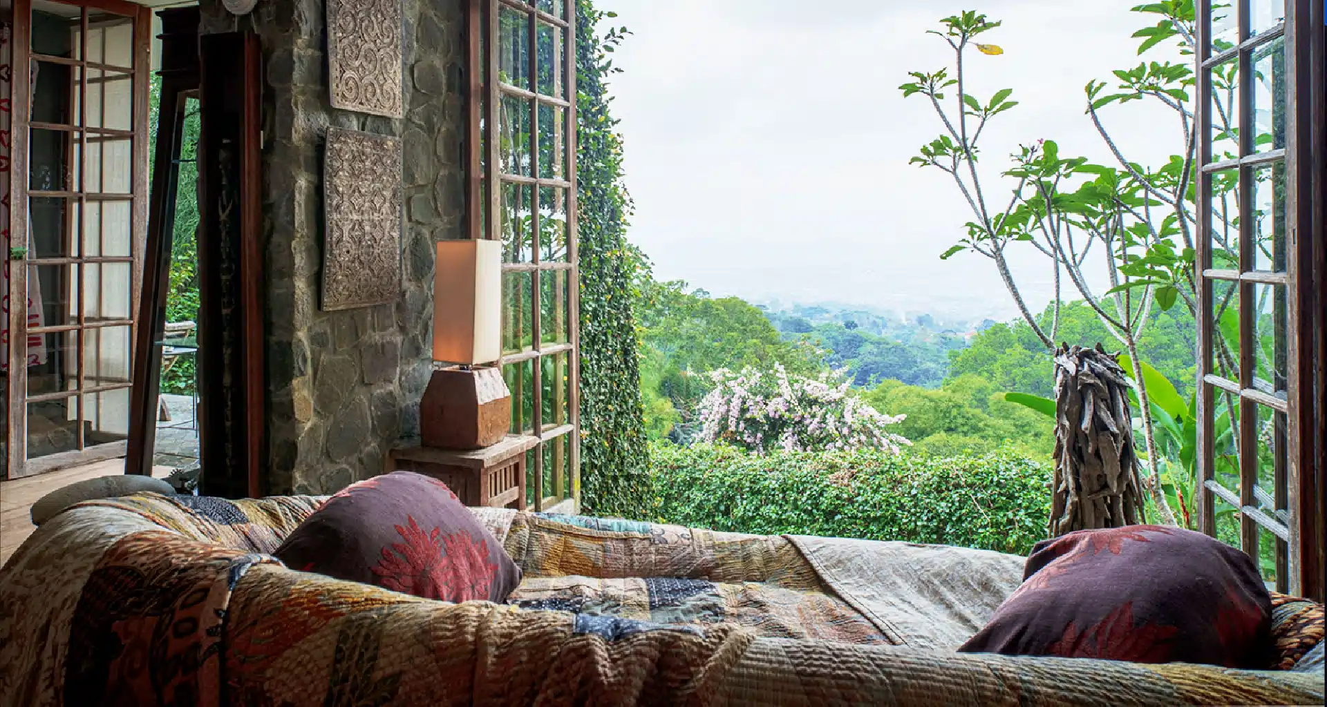 daya tarik guest house tema alam